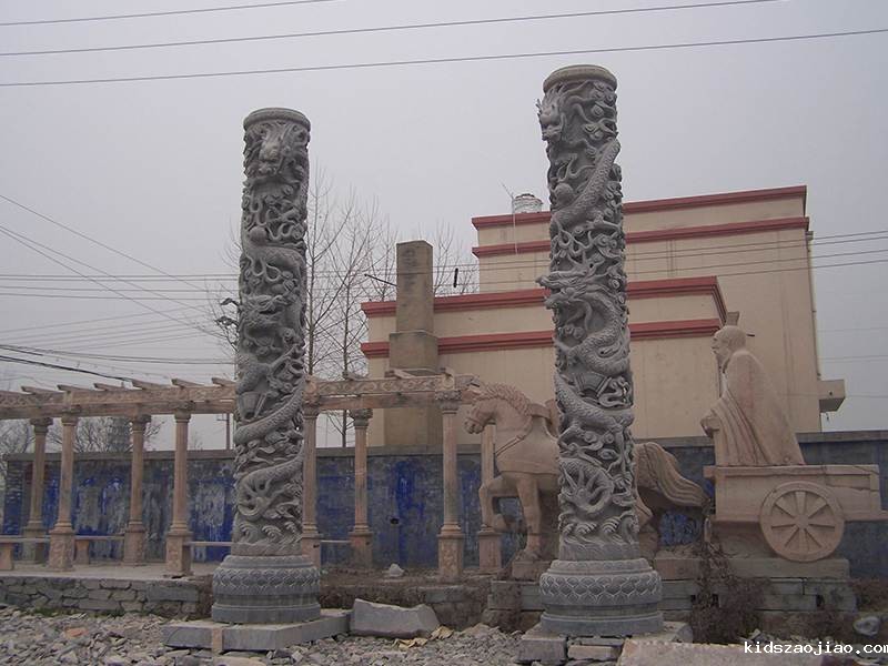 青石龙柱雕刻