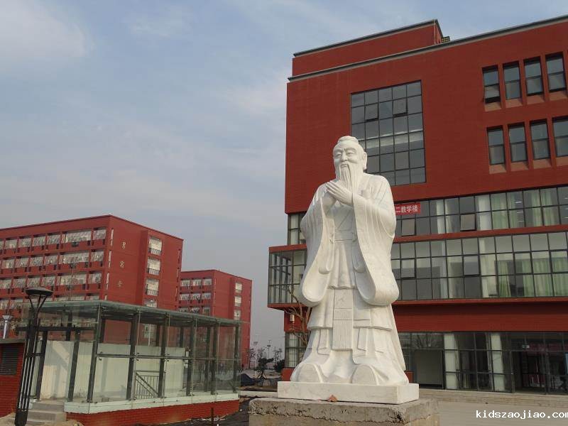 校园石雕孔子像