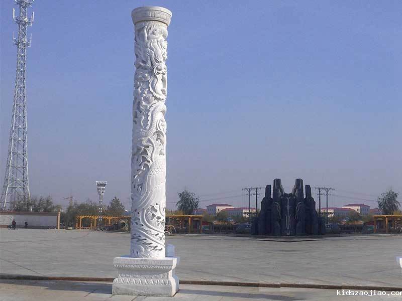 广场石龙柱